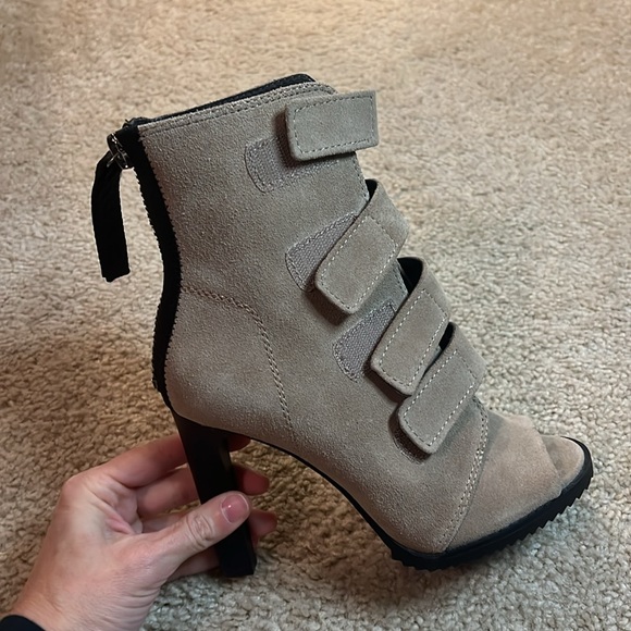 DKNY Blake Suede booties Velcro Strappy heel taupe black size 6.5 shoe sandal - Picture 8 of 12